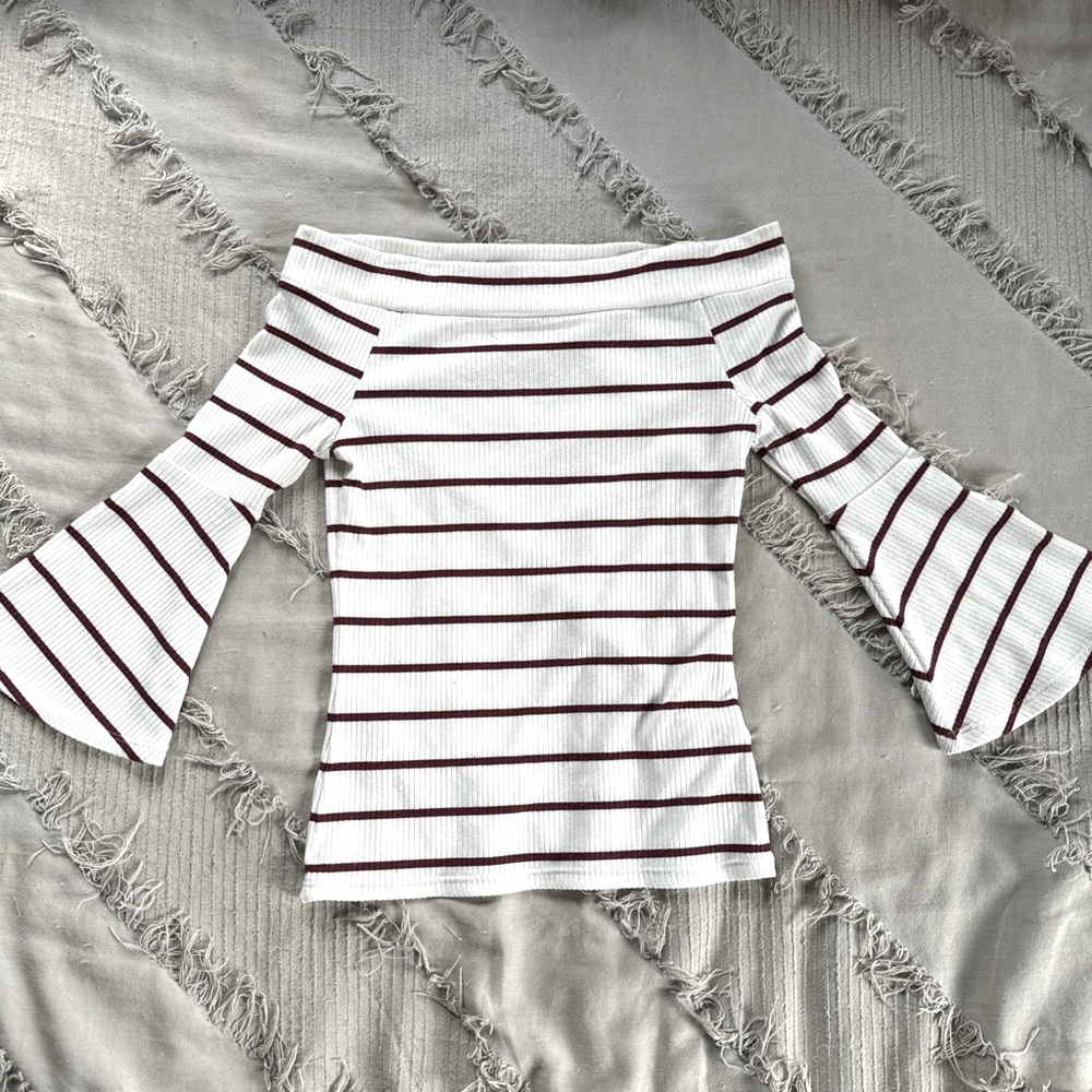 Off-the-shoulder quarter length shirt
